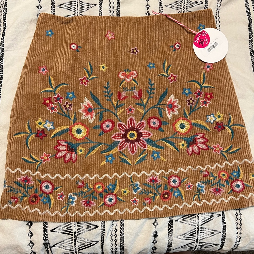 Super cute flower skirt, it’s never been worn!